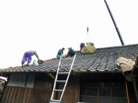 レッカー車を使って屋根瓦の撤去作業です。