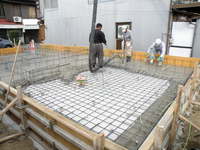 基礎工事の様子です。鉄筋ピッチ150㎜、ベースコンクリート厚150㎜での施工です。JIO（日本住宅保証検査機構）の鉄筋検査合格後の作業です。