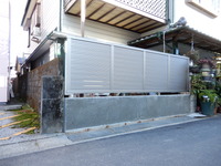 高知市から20万5千円の補助を受けられたので、自己負担を抑えることができました。
古くなったブロック塀は地震等で倒壊すると直接的な被害の他、避難路を塞いだり救助の通行を妨げる恐れもあります。気になる塀がある方はお早めの対処をお勧めします。
当社では気になる塀の無料点検、改修時には補助金の手続きも行っておりますので是非一度ご相談ください。