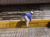 日本住宅保証検査機構の職員による配筋検査の様子です。合格しないとコンクリートを打設する事が出来ません。バッチリ合格でした(^^)v