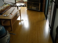 リビングの床板重ね貼りが終わった状態です。家具を元の位置に戻せば工事完了です。