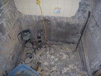 浴室土間斫り工事、浴槽撤去作業です。