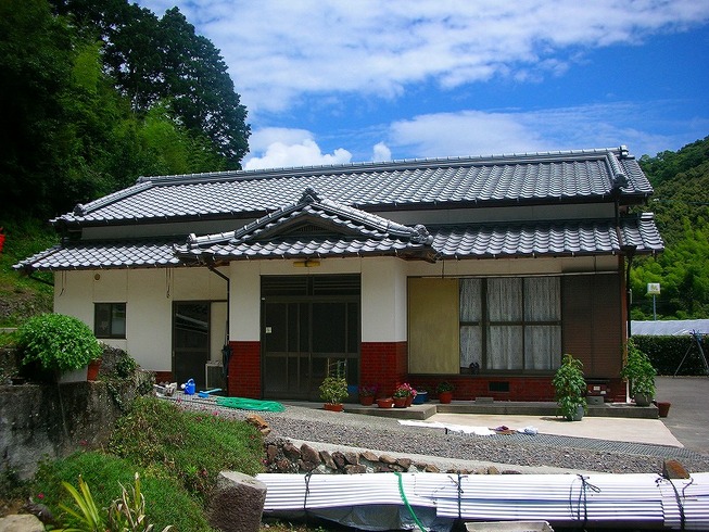 和型スレート瓦から日本瓦に葺き替え完了後の写真です。(屋根リフォーム)